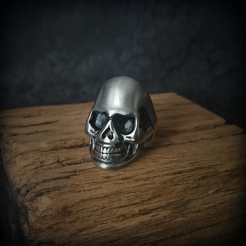 Bague tête de mort en acier brossé argent mat crâne gothique rock